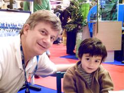 Pascal Lecocq drawing with a young contestant at the Paris Dive show 2007, with publishing parents authorization